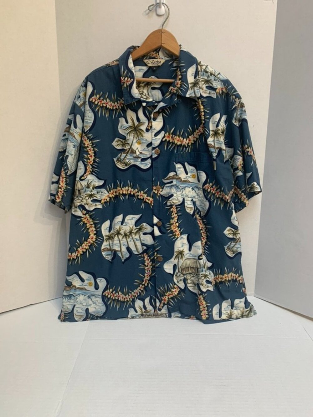 Mens Hawaiian button down size large blue with tropical design shirt